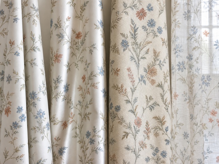 Tek bir çiçek deseni dört zeminde: mat poplin, parlak saten, çapraz twill ve şeffaf vual.