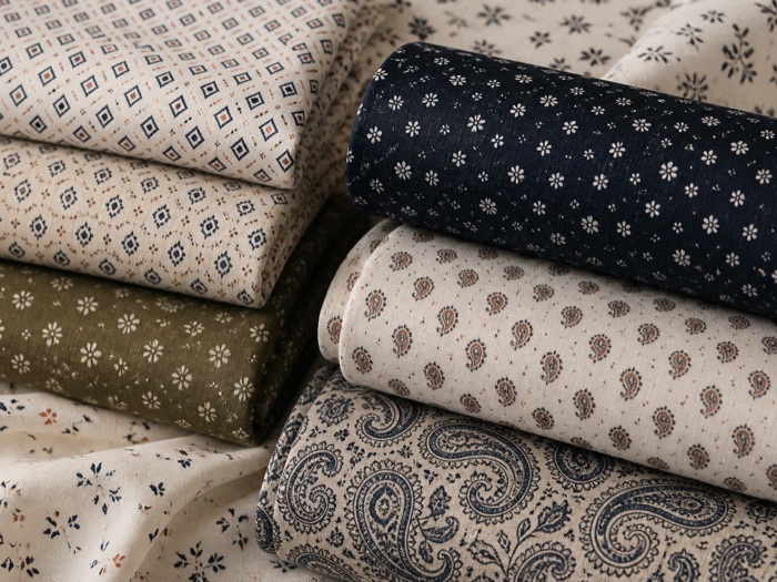 Mikro desen, paisley ve geometrik repeatlerde katlanmış gömleklik kumaşlar.